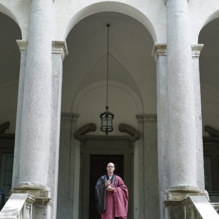 Hochzeitsredner und Trauredner Abt Reding führt durch die freie Trauung am Comer See Palazzo Gallio