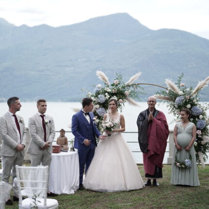 Einzug der Braut bei der Hochzeit - Hochzeitsredner und Trauredner Abt Reding führt durch die freie Trauung am Comer See Palazzo Gallio