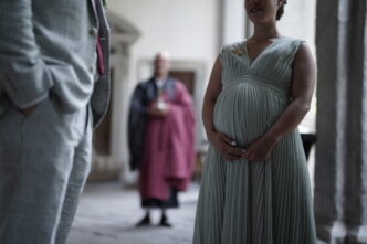 Hochzeitsredner und Trauredner Abt Reding führt durch die freie Trauung am Comer See Palazzo Gallio - schwanger heiraten