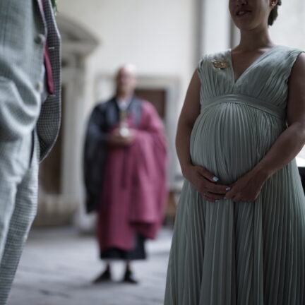 Symbol der Liebe - Hochzeitsredner und Trauredner Abt Reding führt durch die freie Trauung am Comer See Palazzo Gallio - schwanger heiraten