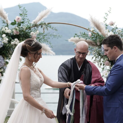 Christliche Hochzeit ohne Kirche - Hochzeitsredner und Trauredner Abt Reding führt durch die freie Trauung am Comer See Palazzo Gallio