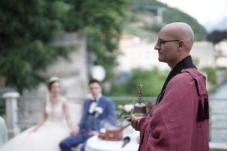 Hochzeitsredner und Trauredner Abt Reding führt durch die alternative Hochzeit am Comer See Palazzo Gallio