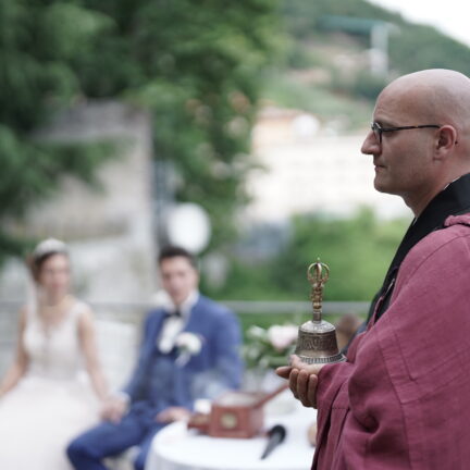 Hochzeitsredner und Trauredner Abt Reding führt durch die alternative Hochzeit am Comer See Palazzo Gallio
