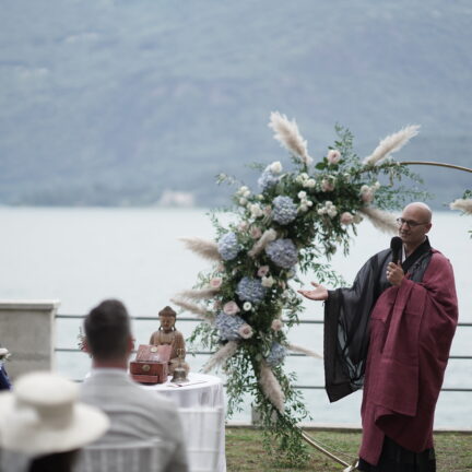 Hochzeitsredner und Trauredner Zen Meister Reding führt durch die freie Trauung am Bodensee