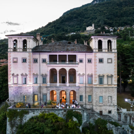 Heiraten in Italien - Hochzeitsredner und Trauredner Abt Reding führt durch die freie Trauung am Comer See Palazzo Gallio