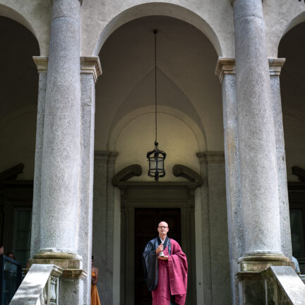 Hochzeitsredner und Trauredner Abt Reding führt durch die freie Trauung am Comer See Palazzo Gallio