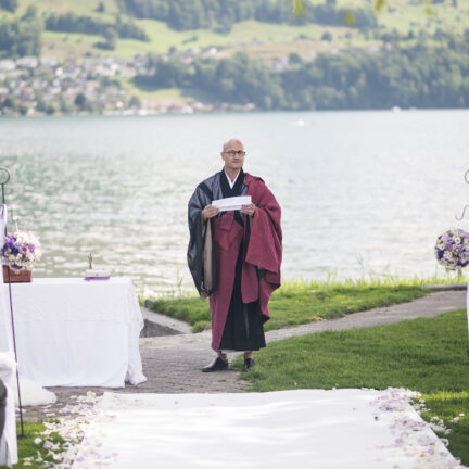 Swiss Chalet Merlischachen - Hochzeitsredner Abt Reding (Zen Meister) für ihre freie Trauung am Vierwaldstättersee