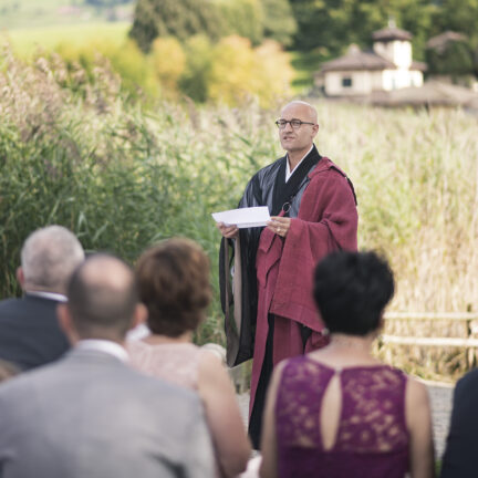 Bodenständige Hochzeit mit Trauredner Zen Meister Vater Reding