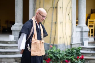 Hochzeitsredner und Trauredner Abt Reding aus dem Honora Zen Kloster führt Sie durch die freie Trauung