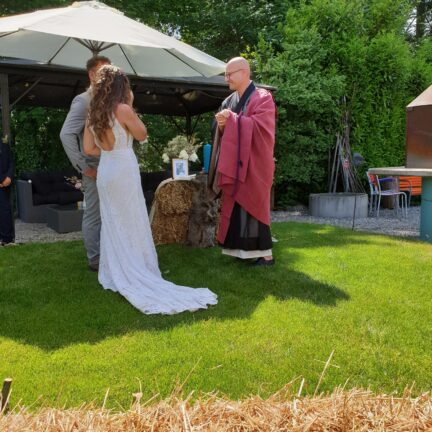 Bodenständige Hochzeit mit Trauredner Zen Meister Vater Reding
