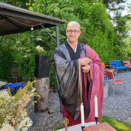 Konfessionslos Heiraten mit Hochzeitsredner Zen Meister Reding als Zeremonienmeister