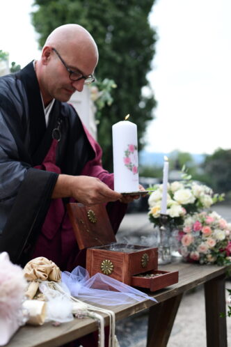Zeremonienmeister Abt Reding bei der freien Trauung mit Kerzenritual