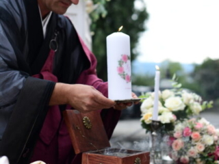 Zeremonienmeister Abt Reding bei der freien Trauung mit Kerzenritual