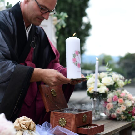 Herbsthochzeit - Heiraten im Herbst - Zeremonienmeister Abt Reding bei der freien Trauung mit Kerzenritual