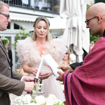 Symbol der Liebe -  Zeremonienmeister Abt Reding bei der freien Trauung mit Kerzenritual