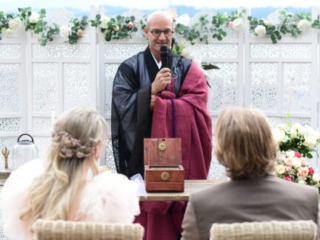 Zeremonienmeister Abt Reding bei der freien Trauung mit Kerzenritual