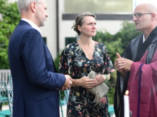 Zeremonienmeister Abt Reding bei der freien Trauung mit Kerzenritual