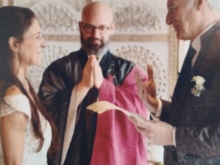 Hochzeitszeremonie und Freie Trauung im Heuboden - Zug mit Trauerredner Zen Vater Meister Reding Hochzeitszeremonie und Freie Trauung im Heuboden - Zug mit Trauerredner Zen Vater Meister Reding