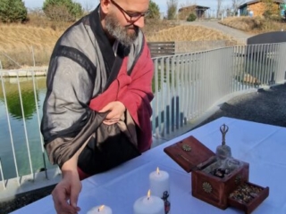 Hochzeitszeremonie und Freie Trauung im Heuboden - Zug mit Trauerredner Zen Vater Meister Reding Hochzeitszeremonie und Freie Trauung im Heuboden - Zug mit Trauerredner Zen Vater Meister Reding