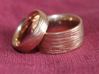 Heiraten im Frühling - Ringsegnung der Eheringe bei der Hochzeit mit Trauredner Zen Vater Meister Reding