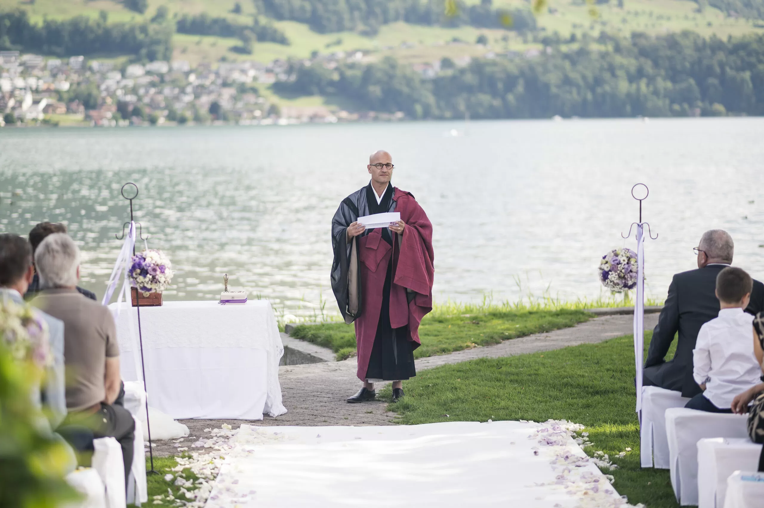 Swiss Chalet Merlischachen - Hochzeitsredner Abt Reding (Zen Meister) für ihre freie Trauung am Vierwaldstättersee