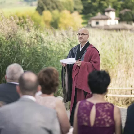 Bodenständige Hochzeit mit Trauredner Zen Meister Vater Reding