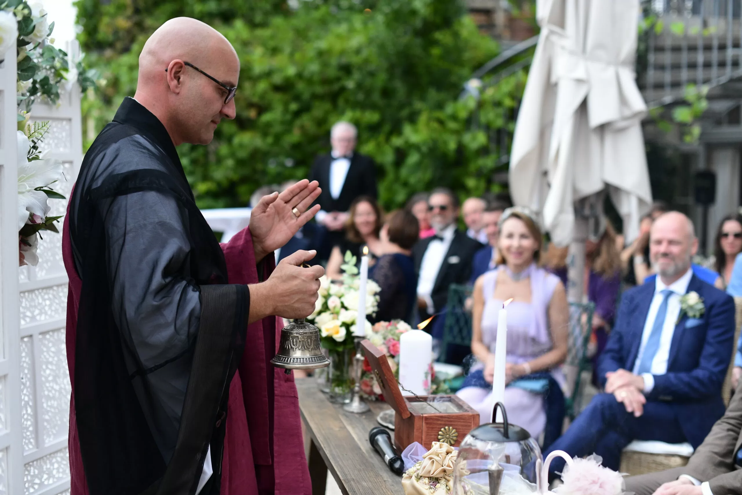 Zeremonienmeister Abt Reding bei der Hochzeit mit Kerzenritual