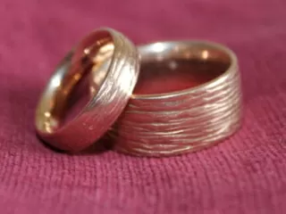Die Schnittlauch Hochzeit - Ringsegnung der Eheringe bei der Hochzeit mit Trauredner Zen Vater Meister Reding
