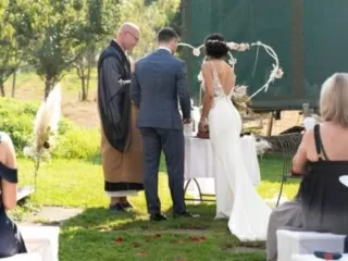 Zen Vater Meister Reding f&uuml;hrt als Hochzeitsredner und Trauredner f&uuml;r die freie Trauung durch das Hochzeitsritual neben dem Altar