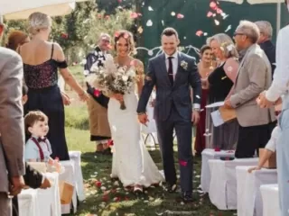 Zen Vater Meister Reding steht als Hochzeitsredner und Trauredner f&uuml;r die freie Trauung hinter dem Ehepaar.